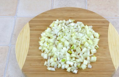 1. Этап. Тушеные куриные сердечки: Теперь чистим репчатый лук и нарезаем его на небольшие кубики.