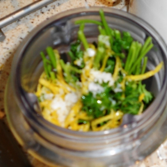 1. Этап. Простой пирог с красной рыбой: При помощи кухонного комбайна измельчаем до однородности петрушку, эстрагон, цедру лимона, оливковое масло и миндаль.