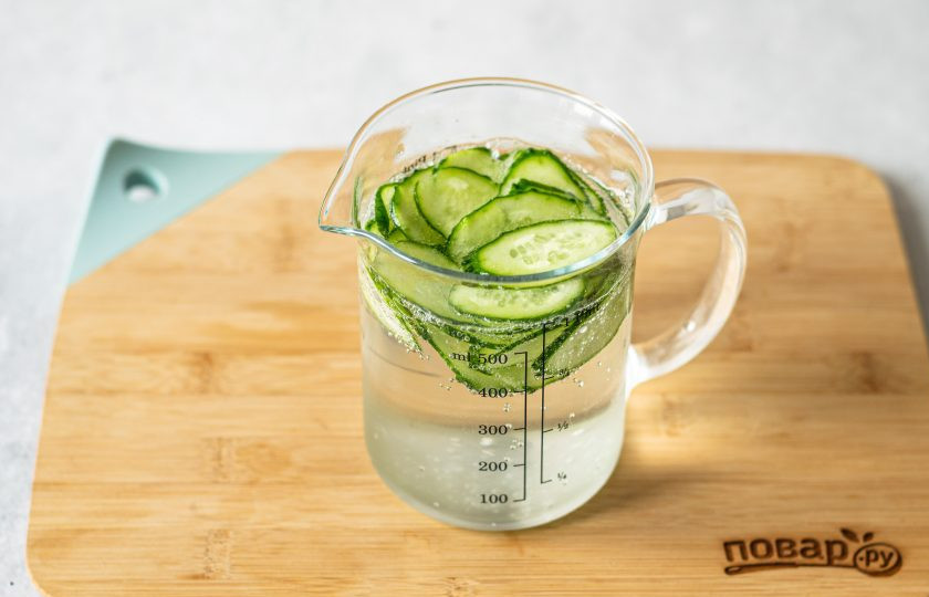 1. Этап. Лимонад Орегано Физз: Нарежьте тонкими ломтиками огурец, смешайте их с содовой. Оставьте на 1 час.