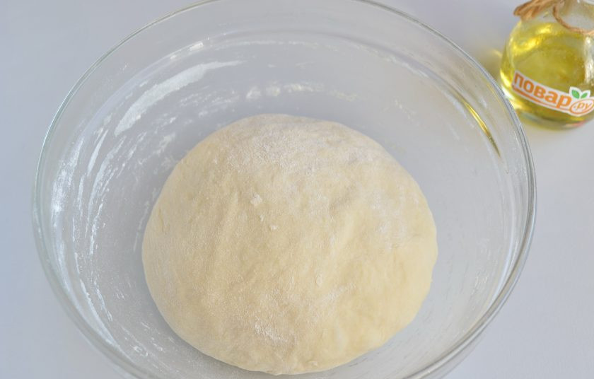 1. Этап. Пирог с мойвой и укропом: 5. Не кладите муки больше, чем нужно, тесто должно быть мягким и воздушным. Положите его в миску, накройте сухим полотенцем и оставьте в тепле на часик подходить. Я оставляю в прогретой до 40 градусов духовке.