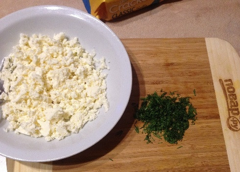 1. Этап. Закуска из крекеров с брынзой: 2. Брынзу раскрошим вилкой, зелень укропа помоем, обсушим и мелко нарежем. И не забудьте оставить несколько веточек для украшения.