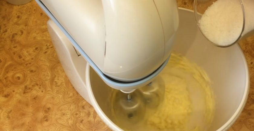 1. Этап. Бисквитный рулет со сливочно-молочным кремом: 4. Когда смесь станет однородной, добавьте муку. Тонкой струйкой добавьте молоко комнатной температуры. На самой высокой скорости миксера взбейте крем до пышного белого состояния.