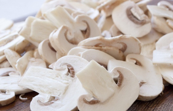 1. Этап. Кускус с грибами: 4. Вымойте, обсушите и измельчите грибочки. Тем временем также можно добавить соль по вкусу и немного растительного масла в кус-кус.