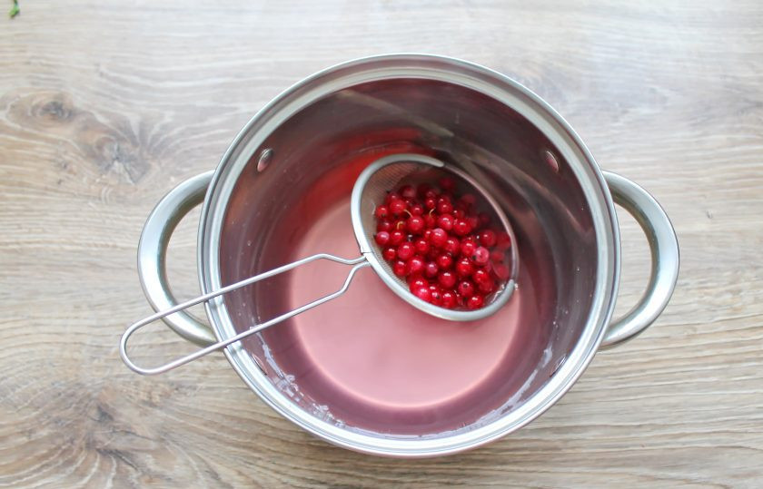 1. Этап. Наливка из красной смородины: Через две недели процедите содержимое банки через сито.