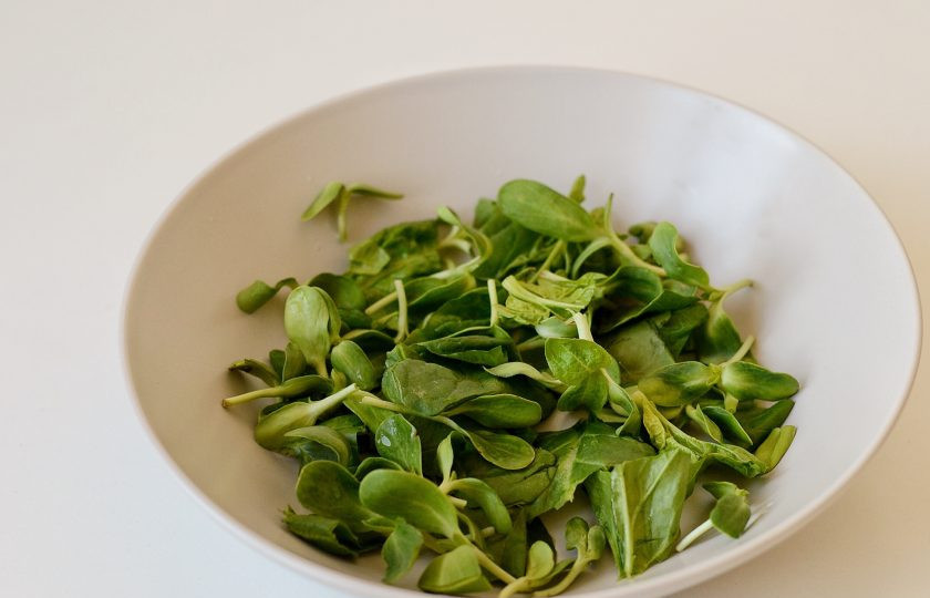 1. Этап. Салат с брюссельской капустой и помидорами: Зелень промойте, затем обсушите. Переложите в миску.