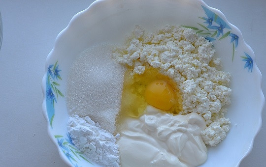 1. Этап. Творожно-сметанный торт: 4. В глубокую мисочку отправьте протертый через сито творог, сметану и сахар. Вбейте яйцо и всыпьте немного крахмала. Теперь нужно взбить все венчиком до однородности.