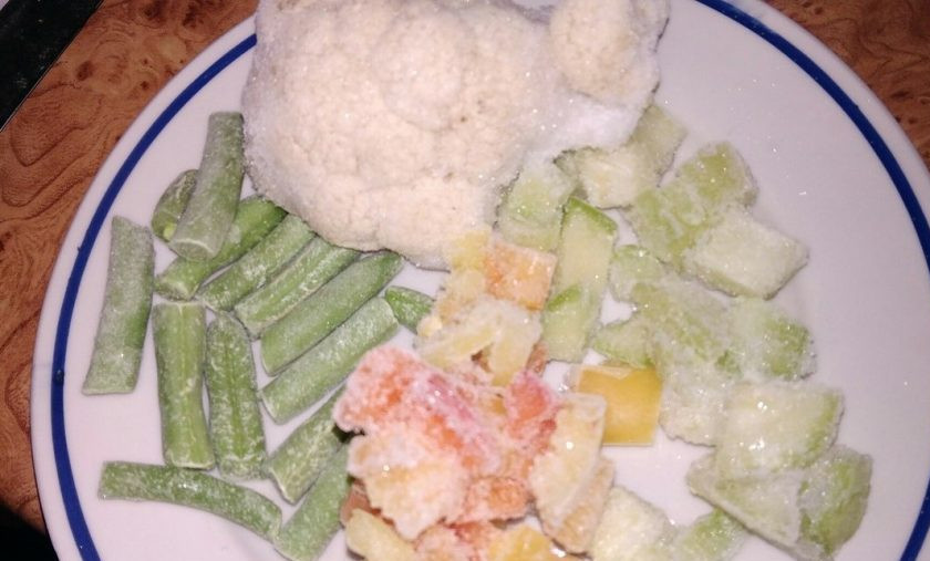 1. Этап. Диетический суп с овсянкой: 1. Такой супчик готовится менее, чем за час. Он относится к разряду диетических. Если вы постничаете, то не добавляйте масло. Если позволяет время, то можете сварить его на курочке или индейке. Обязательное условие — овощи. Для зимней поры отлично подойдут и замороженные овощи. Я обычно замораживаю на зиму, но сейчас их можно без проблем купить в любом супермаркете. Кладите любые овощи по вашему вкусу. У меня это: цветная капуста, спаржевая фасоль, болгарский перец, кабачок. Сразу нужно почистить картофель, нарезать его и довести до кипения, посолить и уже после добавлять остальные овощи.