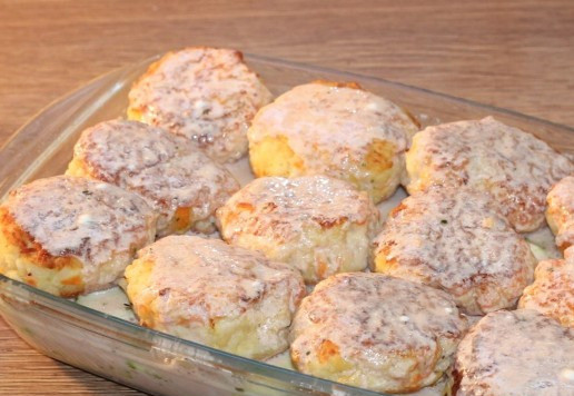 1. Этап. Куриные котлеты на кабачковой подушке: 15. Поливаем соусом котлеты и кабачки.