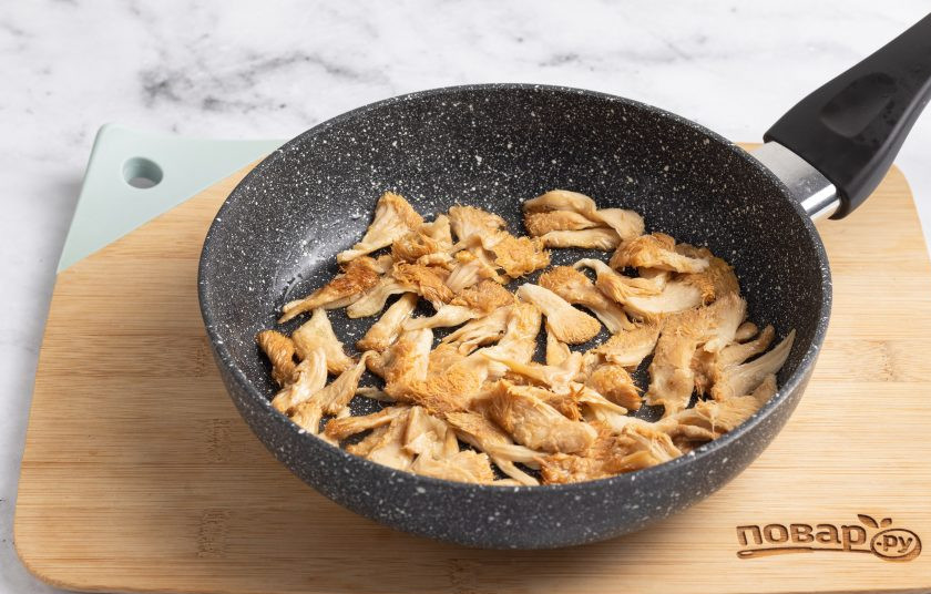 1. Этап. Жареные грибы ежовики: Выложите в сковороду грибы, обжаривайте их около 10-12 минут до золотистого цвета, периодически помешивая. В конце посолите и поперчите по вкусу.