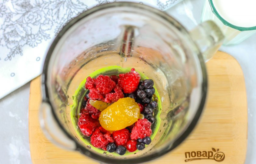 1. Этап. Смузи для иммунитета: Выложите цветочный мед. Если у вас или у ваших родных аллергия на данный продукт, то замените его сахарным песком или сахарозаменителем, сиропом, топпингом.