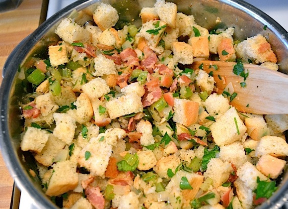 1. Этап. Запеченная индейка кусочками: 7. Добавьте кубики хлеба вместе с крошками и порезанной петрушкой в сковороду к овощам, все тщательно перемешайте.