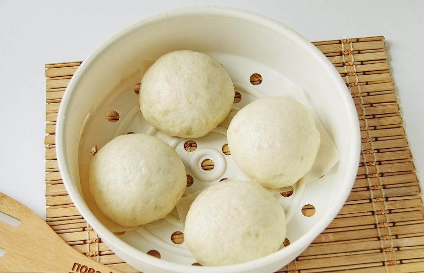 1. Этап. Маньтоу: По завершении термообработки булочек паром, не доставайте их из пароварки еще 5-10 минут. Если сразу открыть крышку, то поверхность булочек сморщится.