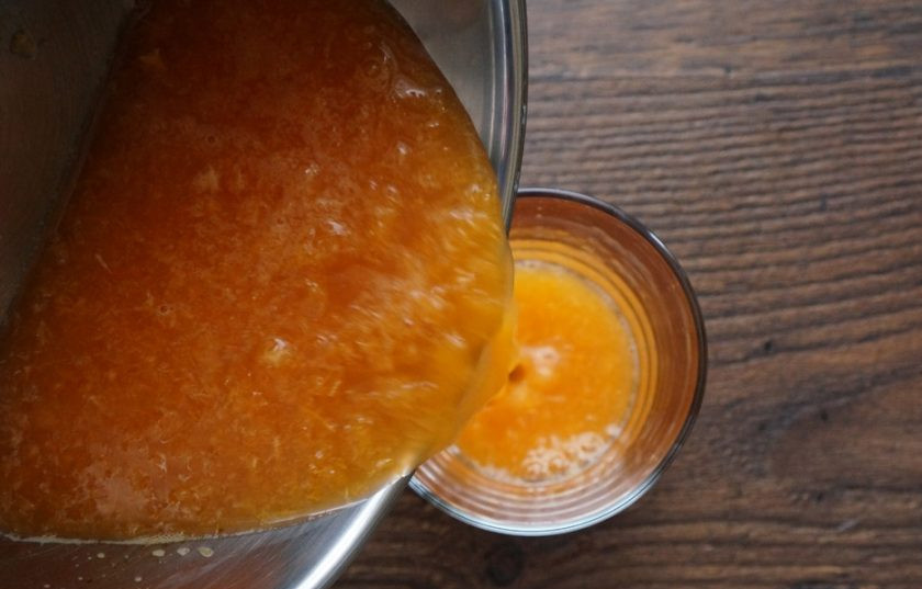 1. Этап. Желе дома: Смесь разлейте в порционные формы и поставьте в холодильник на 2-3 часа. Желе подавайте с фисташковым мороженым.