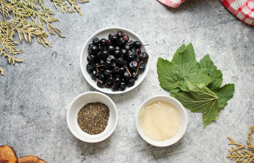 1. Этап. Чай из черноплодной рябины: Подготовьте все необходимые ингредиенты для приготовления чая с черноплодной рябиной. Ягоды снимите с веточек, удалите порченные, сполосните и дайте воде полностью стечь. Листья смородины вымойте.