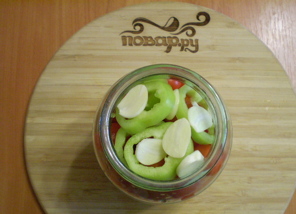 1. Этап. Закатка помидоров в литровые банки: В банку укладываем помидоры, перцы, чеснок, насыпаем соль и сахар.