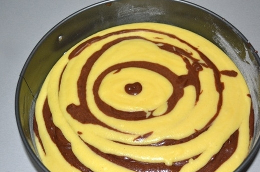 1. Этап. Пирог Зебра простой: Совет: не наклоняйте форму, чтобы распределить тесто, так можно нарушить рисунок слоев. При выпечке тесто само поднимется и заполнит форму, а разноцветные слои образуют концентрические круги.