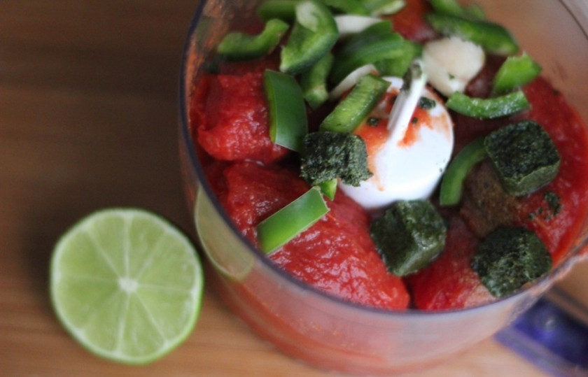 1. Этап. Томатная сальса: В блендер сложить все овощи, кинзу и выжать сок.