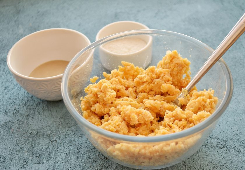 1. Этап. Постный фалафель: В блендере или мясорубке измельчите лук, чеснок и нут до однородной консистенции.