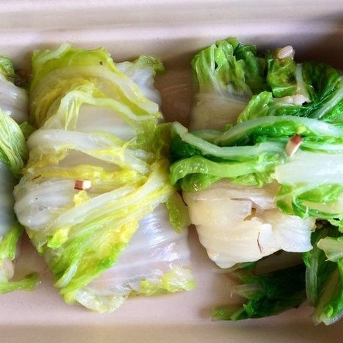 1. Этап. Китайская капуста, фаршированная коричневым рисом: Заворачиваем.