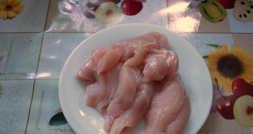 1. Этап. Отбивные из индейки в микроволновке: 1. Нарезаем порционными кусочками индейку, отбиваем с двух сторон каждый кусочек. Натираем солью и специями.