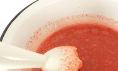 1. Этап. Клубника с сахаром на зиму без варки: При помощи погружного блендера превращаем все в однородное пюре.