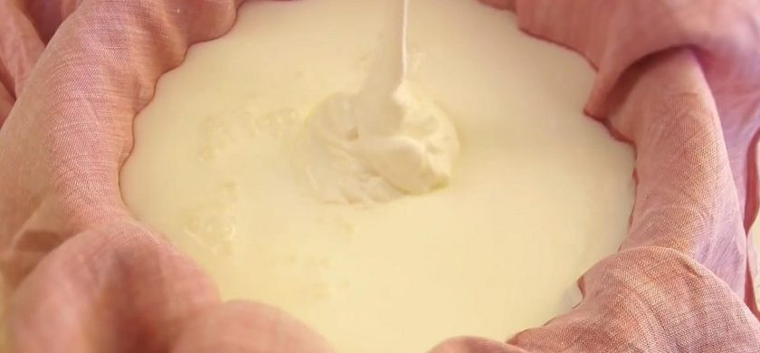 1. Этап. Морковный бархатный торт: 6. Вместо крем-чиза можно на ночь процедить в холодильнике на дуршлаге через марлю сметану с кефиром – получится пастообразная масса. Из коржей срежьте тонкие верхушки для крошки.