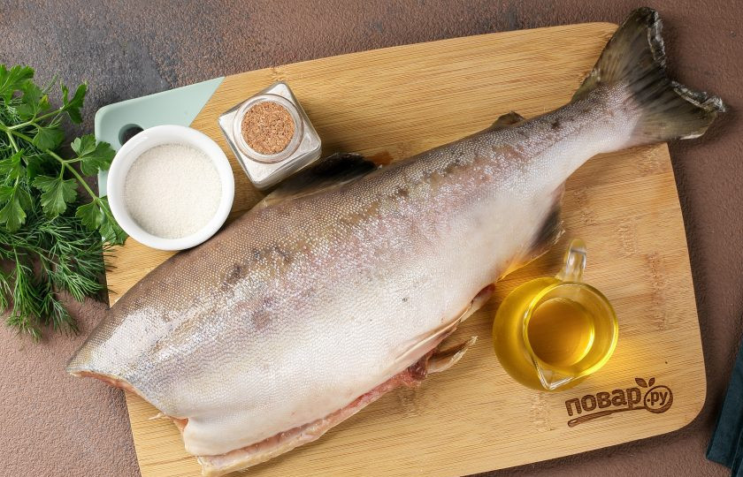 1. Этап. Горбуша соленая: Подготовьте все ингредиенты. Рыбу предварительно разморозьте, промойте и обсушите. У меня уже была потрошённая рыба без головы.