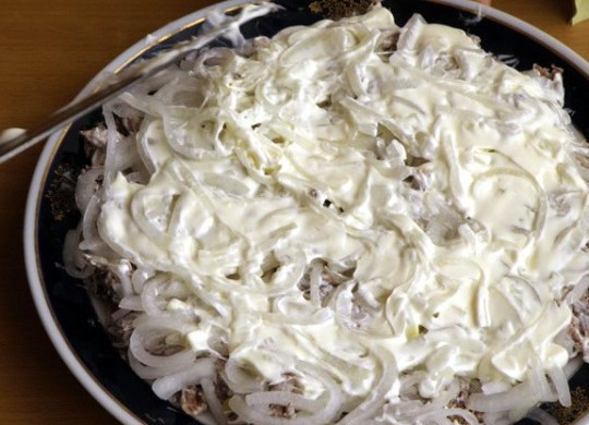 1. Этап. Салат с говядиной и гранатом: На мясо укладываем лук, каждый слой покрываем майонезом.