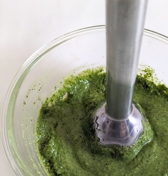 1. Этап. Сладкий песто из мяты: Пробить погружным блендером, подливая постепенно масло. Добавить мёд, хорошо перемешать.