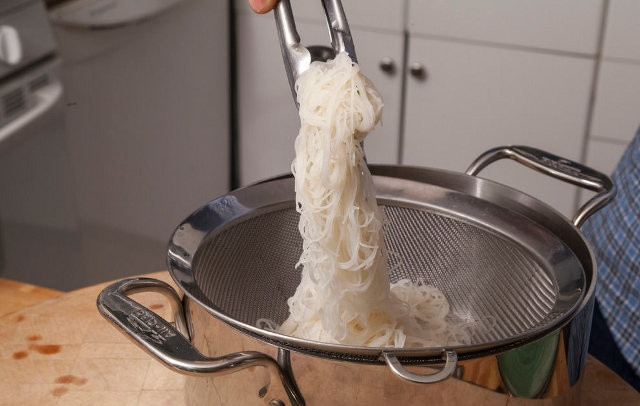 1. Этап. Тушеная треска с брокколи: Пока рыбка тушится, можете как раз вермишель отварить в закипевшей воде.