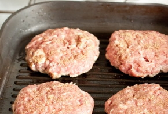 1. Этап. Гамбургер с сыром: 3. Фарш хорошенько посолите, перемешайте, разделите на шесть частей и сформируйте плоские круглой формы котлеты, которые бы совпадали с величиной булки. Смешайте кориандр, чеснок, черный перец и чили. Посыпьте котлеты с одной и другой стороны. Разогрейте сковородку, которую смазали растительным маслом. Положите котлеты и прожаривайте с двух сторон до готовности. Процесс займет около 12-14 минут на каждую сторону.