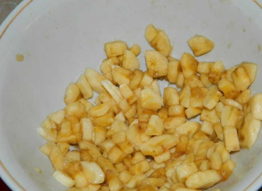 1. Этап. Свадебный торт: Бананы нарежьте на кусочки и полейте немного лимонным соком, чтобы они не темнели.