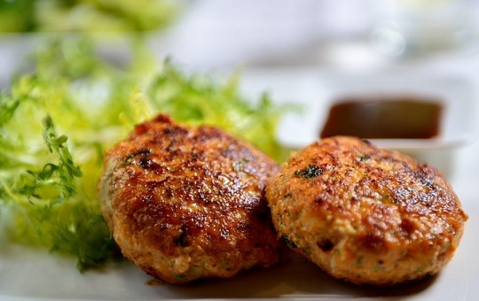 1. Этап. Котлеты из фарша со шпинатом: 5. Готовые котлеты перекладываем в тарелку и храним в холодильнике или подаем к столу.