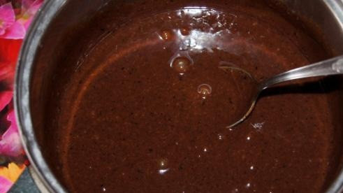 1. Этап. Бисквит с горьким шоколадом: 8. Форму для запекания смазываем маслом или устилаем пергаментом, выливаем готовое тесто. Отправляем тесто в духовой шкаф минут на тридцать.