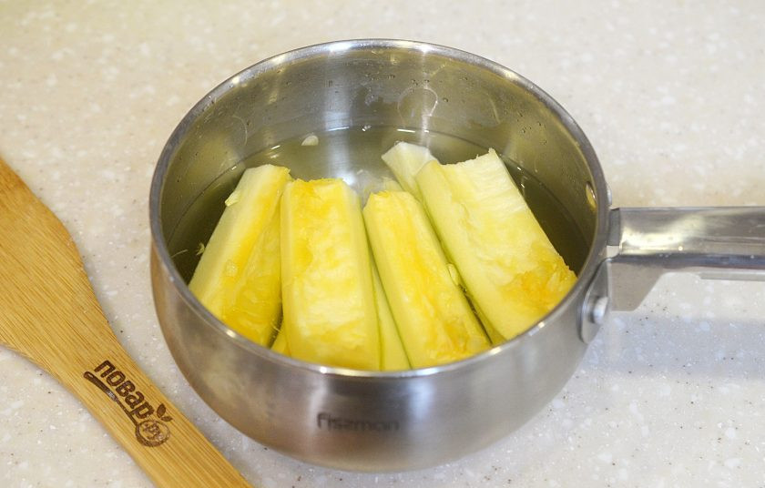 1. Этап. Цукаты из кабачков: 2. Соедините сахар, воду и лимонный сок. Варите в сиропе кабачки до загустения жидкости.