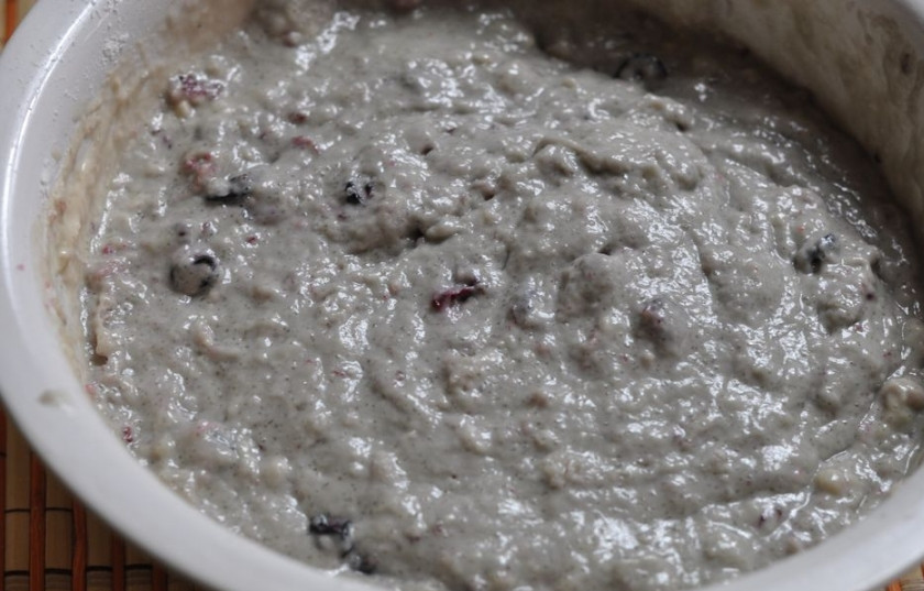 1. Этап. Коврижка с вареньем и заваркой: Сначала просейте муку в глубокую миску, потом добавьте сахар и соду. Потом добавьте варенье и влейте растительное масло. Затем влейте чай холодный и замесите тесто. Оно будет липнуть, не удивляйтесь.