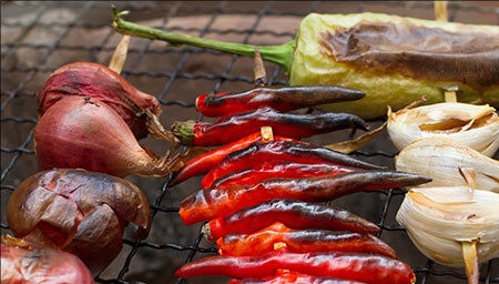 1. Этап. Тайский рыбный суп: 1. Овощная заправка для этого блюда готовится довольно необычно. Баклажаны, чеснок, перец и шалот нужно запечь на решетке или в духовке.