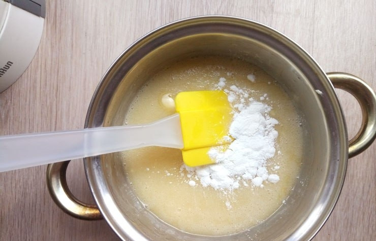 1. Этап. Глазурь для кекса: Перемешайте ингредиенты. Затем всыпьте крахмал. Верните смесь на огонь. Варите глазурь до густоты.