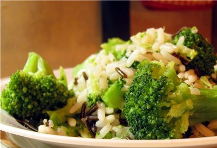 1. Этап. Рис с брокколи: Готовый рис можно посыпать тертым сыром и мелко нарубленной зеленью. Подавать горячим в качестве гарнира или основного блюда.