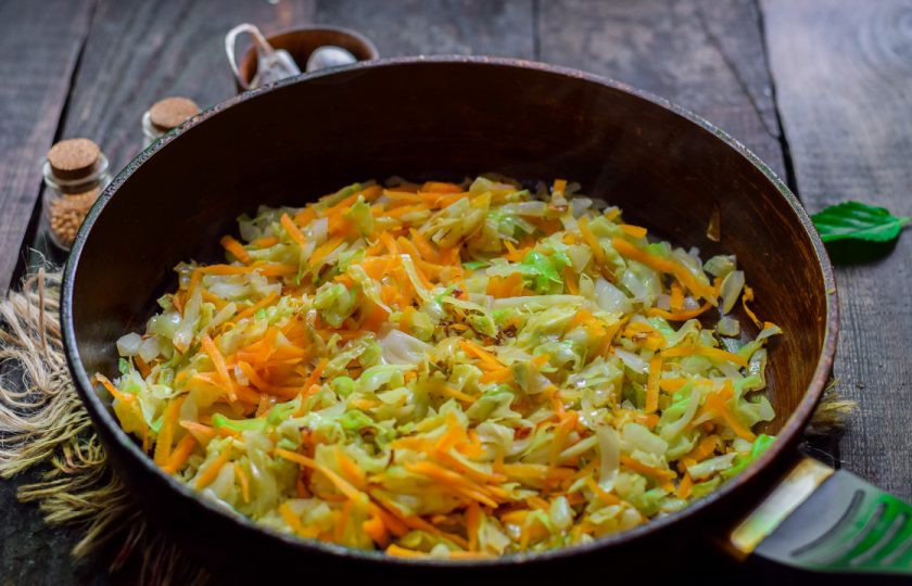 1. Этап. Тушеная молодая капуста: В сковороде прогрейте растительное масло, выложите капусту, морковь и лук. Жарьте овощи 3-4 минуты.