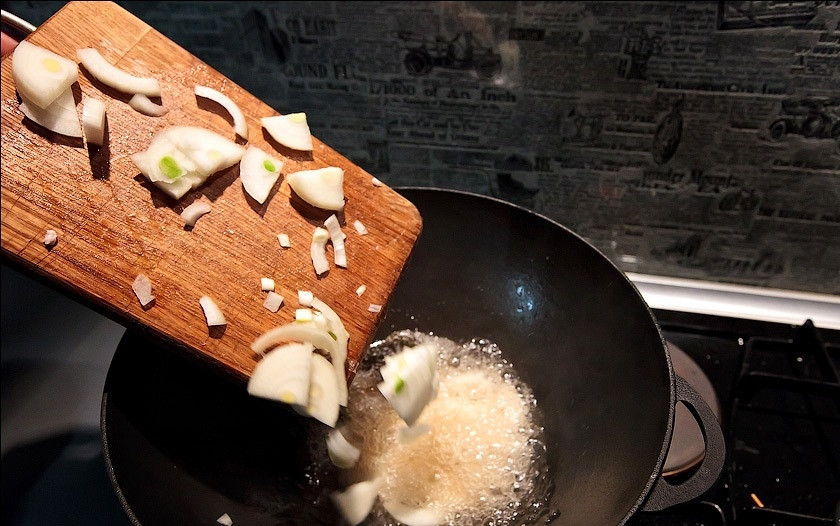 1. Этап. Ферганский плов: 3. Луковицы очистить и крупно нарезать. Отправить в казан к раскаленному маслу.