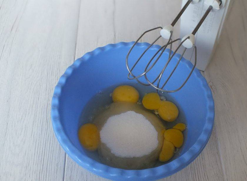 1. Этап. Яблочный пирог с пудингом: Приготовьте тесто. В чаше взбейте яйца с сахаром в пышную пену.