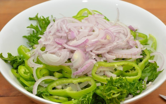 1. Этап. Вкусный салат с фасолью: 5. Мою листья салата и вытираю салфетками, выкладываю на тарелку, затем на них кладу перец и лук.