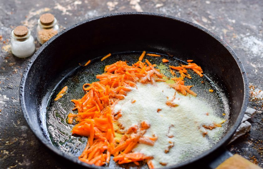 1. Этап. Морковные котлеты с творогом: Спустя время всыпьте к моркови манную крупу.