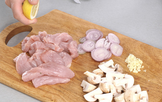 1. Этап. Мясо индейки в мультиварке: 1. Рецепт приготовления мяса индейки в мультиварке весьма прост. Для начала необходимо вымыть, просушить и нарезать небольшими кусочками мясо. Лучше всего использовать филе. Луковицу очистить, нарезать полукольцами (в данном рецепт используется лук шалот). Чеснок очистить и нарезать мелкими кубиками или выдавить через пресс. Грибы вымыть, просушить и порезать тонкими ломтиками. Из половинки лимона выжать сок и взбрызнуть им индейку.