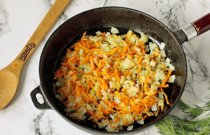 1. Этап. Тушеная картошка с копченой курицей: Обжарьте овощи на растительном масле, периодически помешивая до мягкости.