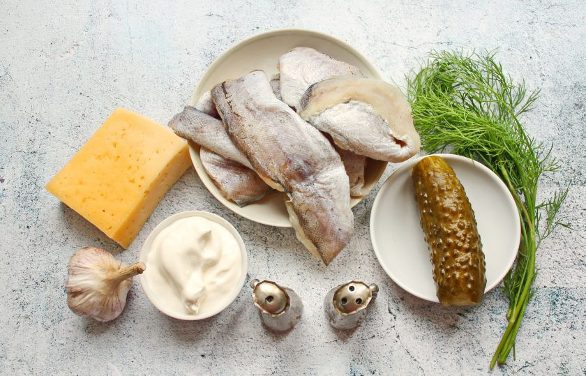 1. Этап. Минтай в сметане с маринованными огурцами: Подготовьте все необходимые ингредиенты для приготовления минтая в сметане с маринованными огурцами.