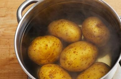 1. Этап. Картофельные кнедлики: Отварим картофель в мундире до готовности.
