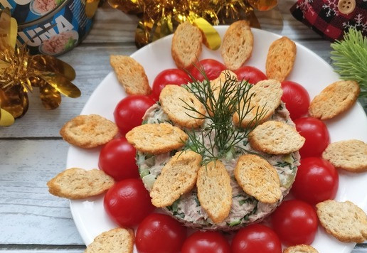 1. Этап. Салат Цветок моря: Накладывать салат желательно лопаткой для торта, чтобы сухарики и черри оказались на тарелке с самим салатом. Есть всё вместе намного вкуснее. *Мужчинам очень понравилось закусывать этим салатом беленькую. Поставьте рядом графинчик. ?