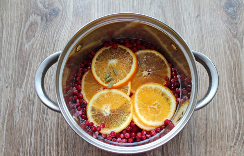 1. Этап. Брусничный глинтвейн: Выложите в кастрюлю кардамон.